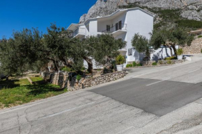 Family friendly apartments with a swimming pool Makarska - 22975